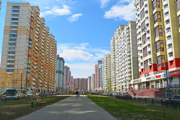 KRASNOGORSK, RÚSSIA - 22 de abril de 2015: Krasnogorsk é a cidade e o centro do distrito de Krasnogorsky, no Oblast de Moscou, localizado no Rio Moskva. Área de desenvolvimento residencial é de cerca de 2 milhões de pés quadrados — Fotografia de Stock