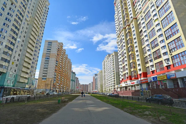 KRASNOGORSK, RUSIA - 22 DE ABRIL DE 2015: Krasnogorsk es la ciudad y el centro del distrito de Krasnogorsky en el óblast de Moscú situado en el río Moskva. Área de desarrollo residencial es de unos 2 millones de pies cuadrados — Foto de Stock