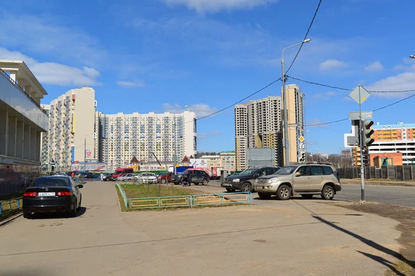 KRASNOGORSK, RÚSSIA - 22 de abril de 2015: Krasnogorsk é a cidade e o centro do distrito de Krasnogorsky, no Oblast de Moscou, localizado no Rio Moskva. Área de desenvolvimento residencial é de cerca de 2 milhões de pés quadrados — Fotografia de Stock