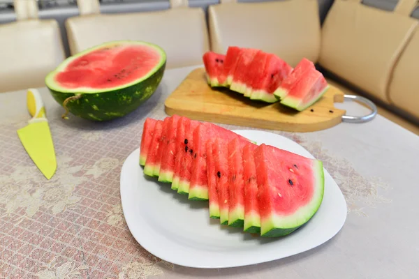 Slices of watermelon on a plate at the table — Stock Photo, Image