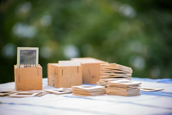 Veel oude dia's op de tafel in tuin — Stockfoto