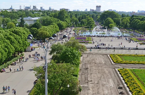 Moskwa, Rosja - 26.06.2015. Park Gorkiego-centralny Park kultury i wypoczynku w okresie letnim, widok z góry — Zdjęcie stockowe