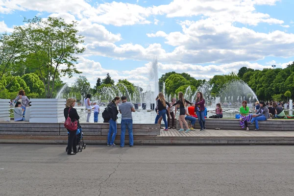 Moskova, Rusya - 26.06.2015. Gorki Park - Merkezi Kültür Park ve dinlenme. — Stok fotoğraf