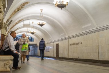 Moscow, Rusya Federasyonu-27.04.2015. Metro istasyonları Krasnopresnenskaya. Moskova metrosu taşıyan 7 milyonun üzerinde yolcu bir günlük