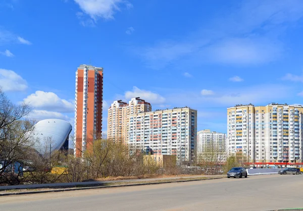 KRASNOGORSK, RUSIA - 22 DE ABRIL DE 2015: Krasnogorsk es la ciudad y el centro del distrito de Krasnogorsky en el óblast de Moscú situado en el río Moskva. Área de desarrollo residencial en cerca de 2 millones de pies cuadrados —  Fotos de Stock