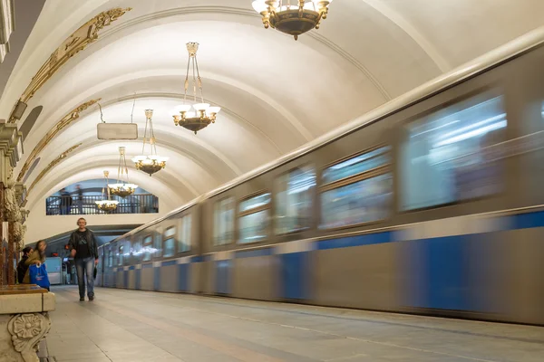 MOSCOW, RÚSSIA - 27.04.2015. Trem em movimento nas estações de metrô Krasnopresnenskaya. Moscow Metro transporta mais de 7 milhões de passageiros por dia — Fotografia de Stock