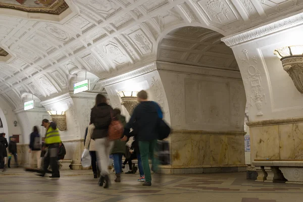 MOSCÚ, RUSIA 27.04.2015. estaciones de metro BelorusskayaMetro de Moscú transporta más de 7 millones de pasajeros por día — Foto de Stock