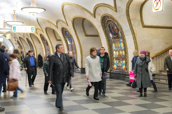 Moscow, Rusya Federasyonu-27.04.2015. Metro istasyonları Novoslobodskaya. Moskova metrosu taşıyan 7 milyonun üzerinde yolcu bir günlük