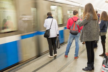 Moscow, Rusya Federasyonu-27.04.2015. insanlar metro istasyonları Prospekt Mira. Moskova metrosu taşıyan 7 milyonun üzerinde yolcu bir günlük
