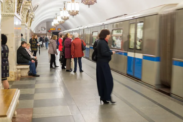 МОСКВА, РОССИЯ -27.04.2015. станции метро Проспект Мира. Московский метрополитен перевозит более 7 миллионов пассажиров в день — стоковое фото