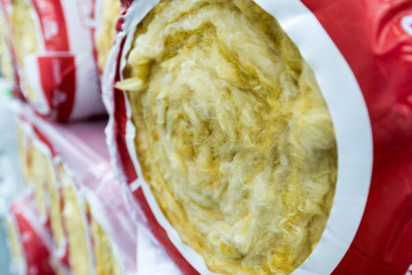 Thermal insulation material in roll and packaging