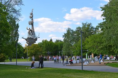 Moscow, Rusya Federasyonu-12.06.2015. İnsanlar sanat Muzeon Park'ta dinlenin. The park 23.46 hektar alan üzerinde yer alır