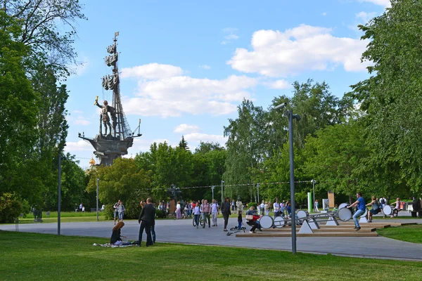 MOSCOW, RUSSIA -12.06.2015. People rest in park Art Muzeon. The park is located on an area of 23.46 hectares — Stock Photo, Image
