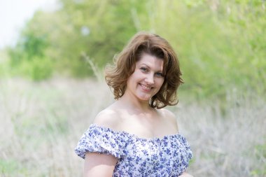 Orta yaşlı bir kadın yaz parkta