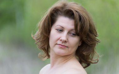 Orta yaşlı bir kadın yaz parkta