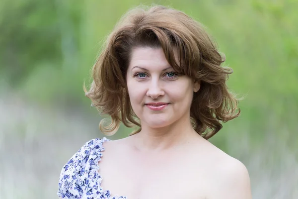 Mujer de mediana edad en el parque de verano — Foto de Stock