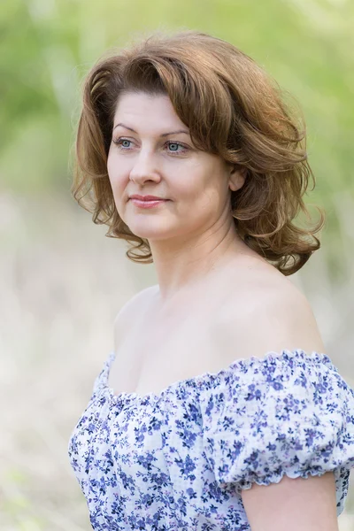 Middle-aged woman in the summer park — Stock Photo, Image