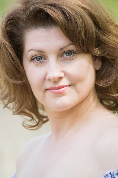 Middle-aged woman in the summer park — Stock Photo, Image