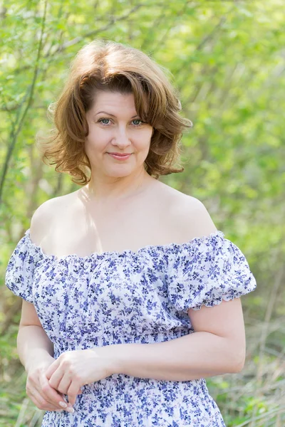 Middle-aged woman in the summer park — Stock Photo, Image