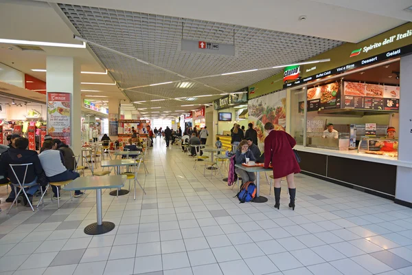 MOSCOW, RÚSSIA - 04.20.2015. praça de alimentação no grande centro comercial Ladia em Mitino — Fotografia de Stock