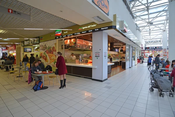 Moskva, Rusko - 04.20.2015. potravin soud ve velkých nákupních center Ladia v Mitino — Stock fotografie