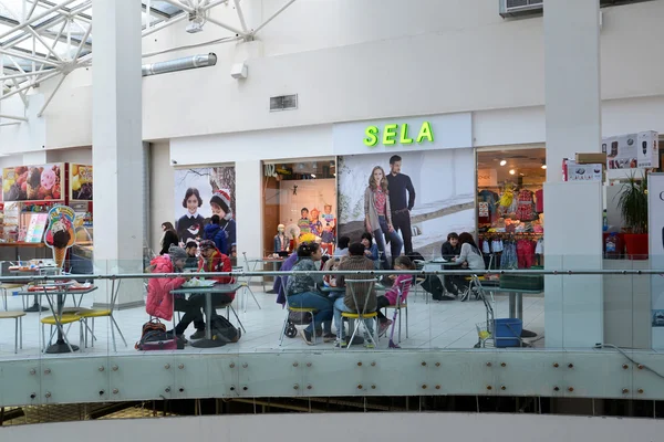 MOSCÚ, RUSIA - 04.20.2015. patio de comidas en el gran centro comercial Ladia en Mitino — Foto de Stock