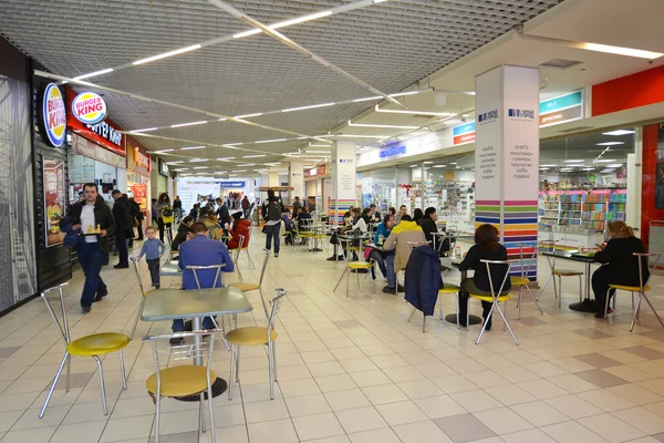 MOSCOW, RÚSSIA - 04.20.2015. praça de alimentação no grande centro comercial Ladia em Mitino — Fotografia de Stock