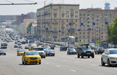 Moskova, Rusya - 15.06.2015. Trafik Bahçe halkası üzerinde. Sadovoe koltso-Merkezi Moskova'da dairesel ana cadde.