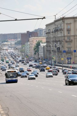 Moskova, Rusya - 15.06.2015. Trafik Bahçe halkası üzerinde. Sadovoe koltso-Merkezi Moskova'da dairesel ana cadde.