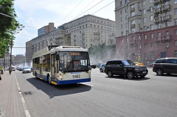 MOSCÚ, RUSIA - 15.06.2015. Tráfico en el anillo del jardín. Sadovoe koltso-circular calle principal en el centro de Moscú . — Foto de Stock