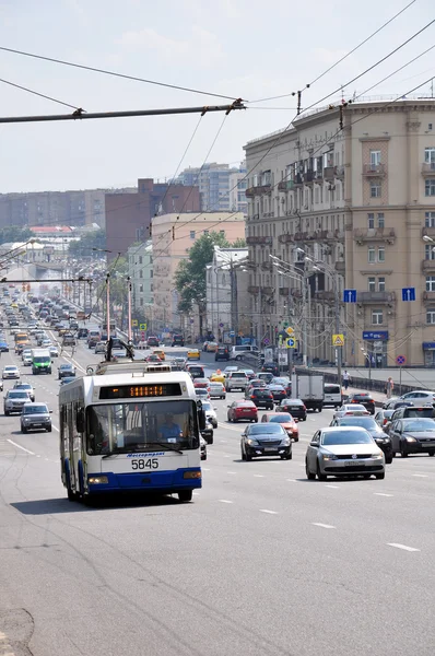 MOSCÚ, RUSIA - 15.06.2015. Tráfico en el anillo del jardín. Sadovoe koltso-circular calle principal en el centro de Moscú . — Foto de Stock