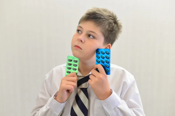 Tonårspojke med medicinen i hans händer — Stockfoto