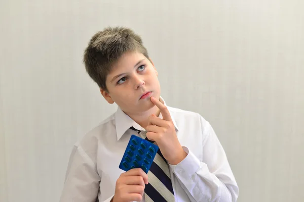 Мальчик-подросток с лекарством в руках — стоковое фото