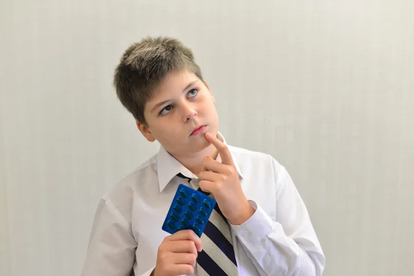 Adolescent garçon avec le médicament dans ses mains — Photo