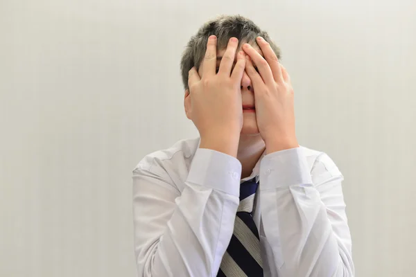 Deprimerad tonåring pojke täckte sitt ansikte med händerna — Stockfoto