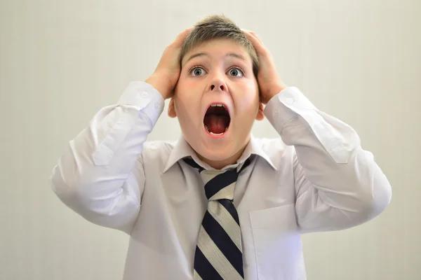 Teen pojke skrek hålla sina händer bakom huvud — Stockfoto