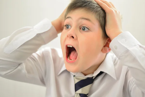 Teen boy urla tenendo le mani dietro la testa — Foto Stock