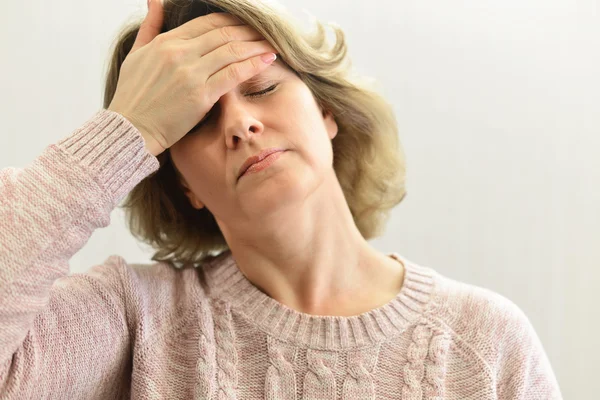 Femeie ținându-se de mâini pe cap, depresie, durere, migrenă — Fotografie, imagine de stoc