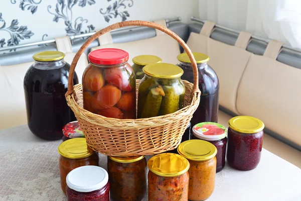 Inicio verduras enlatadas en la habitación — Foto de Stock