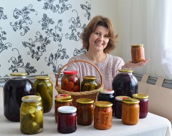 Dona de casa com legumes enlatados em casa no quarto — Fotografia de Stock