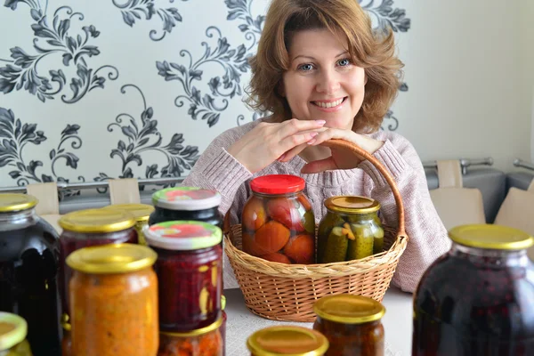 Домогосподарка з домашніми консервованими овочами в кімнаті — стокове фото