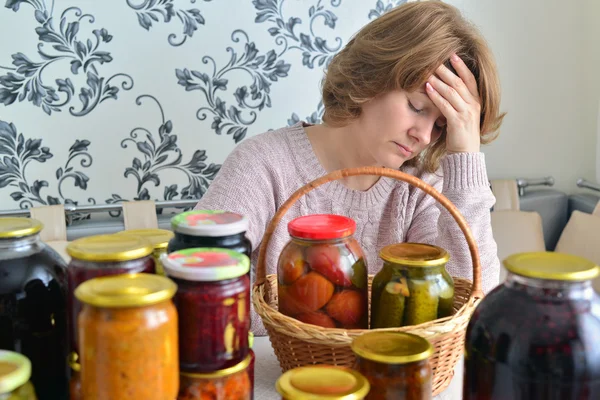 Ev kışa konserve yakın oturan yorgun kadın