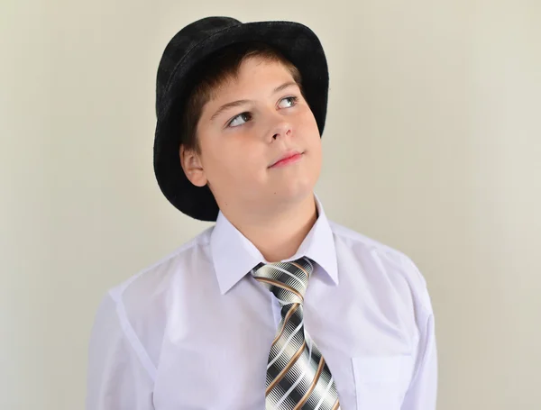 Porträtt av en tonårig pojke i hatt och slips — Stockfoto
