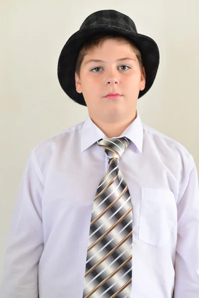 Portrét dospívající chlapec v klobouku a s kravatou — Stock fotografie