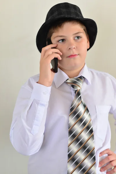 Teenie-Junge telefoniert bei hellem Hintergrund — Stockfoto