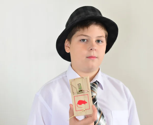 Мальчик-подросток с мышеловкой в руках — стоковое фото