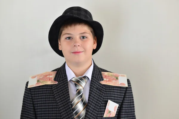 Menino adolescente com aderindo à roupa dinheiro russo — Fotografia de Stock