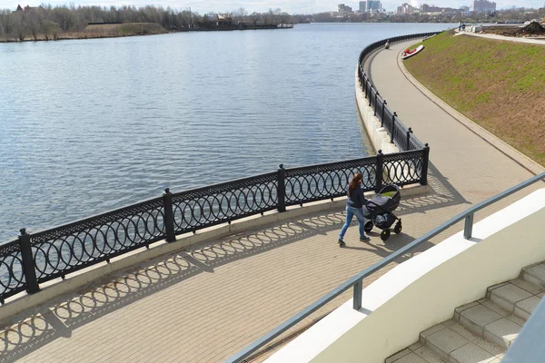 Krasnogorsk RUSIA - 22 de abril de 2015: El paseo marítimo de Zivopisnaya a orillas del río Moskva. Ubicación gente caminando. El desarrollo residencial de la zona es de aproximadamente 2 millones de pies cuadrados — Foto de Stock