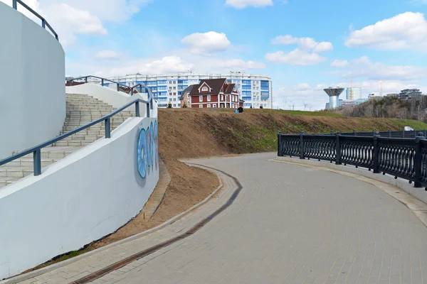 Krasnogorsk Rusya - Nisan 22.2015: Moskova Nehri kıyısındaki Zivopisnaya. Konumu yürüyen insanlar. Yaklaşık 2 milyon metrekare alan konut geliştirme olduğunu