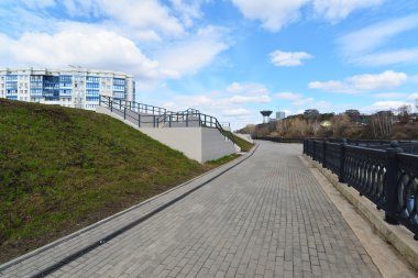 Krasnogorsk Rusya - Nisan 22.2015: Moskova Nehri kıyısındaki Zivopisnaya. Konumu yürüyen insanlar. Yaklaşık 2 milyon metrekare alan konut geliştirme olduğunu